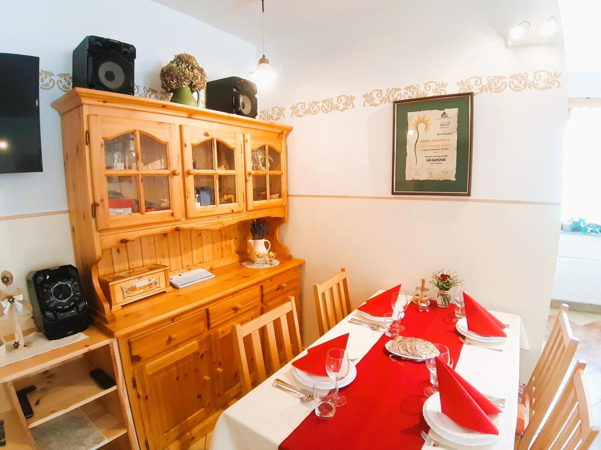 Apartments Organic Tourist Farm Gradisnik Prevalje Extérieur photo